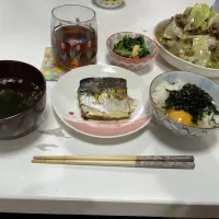 晩御飯☆卵かけご飯☆わかめスープ☆ほうれん草と揚げのお浸し☆キャベツのそぼろ炒め☆塩鯖|Saharaさん