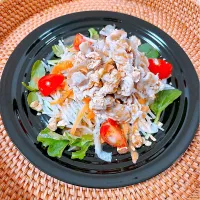 豚しゃぶサラダ★砕いたナッツとゴマドレ|みゅうれおさん