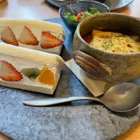 フルーツサンドの名店にて🍓|みーぬさん