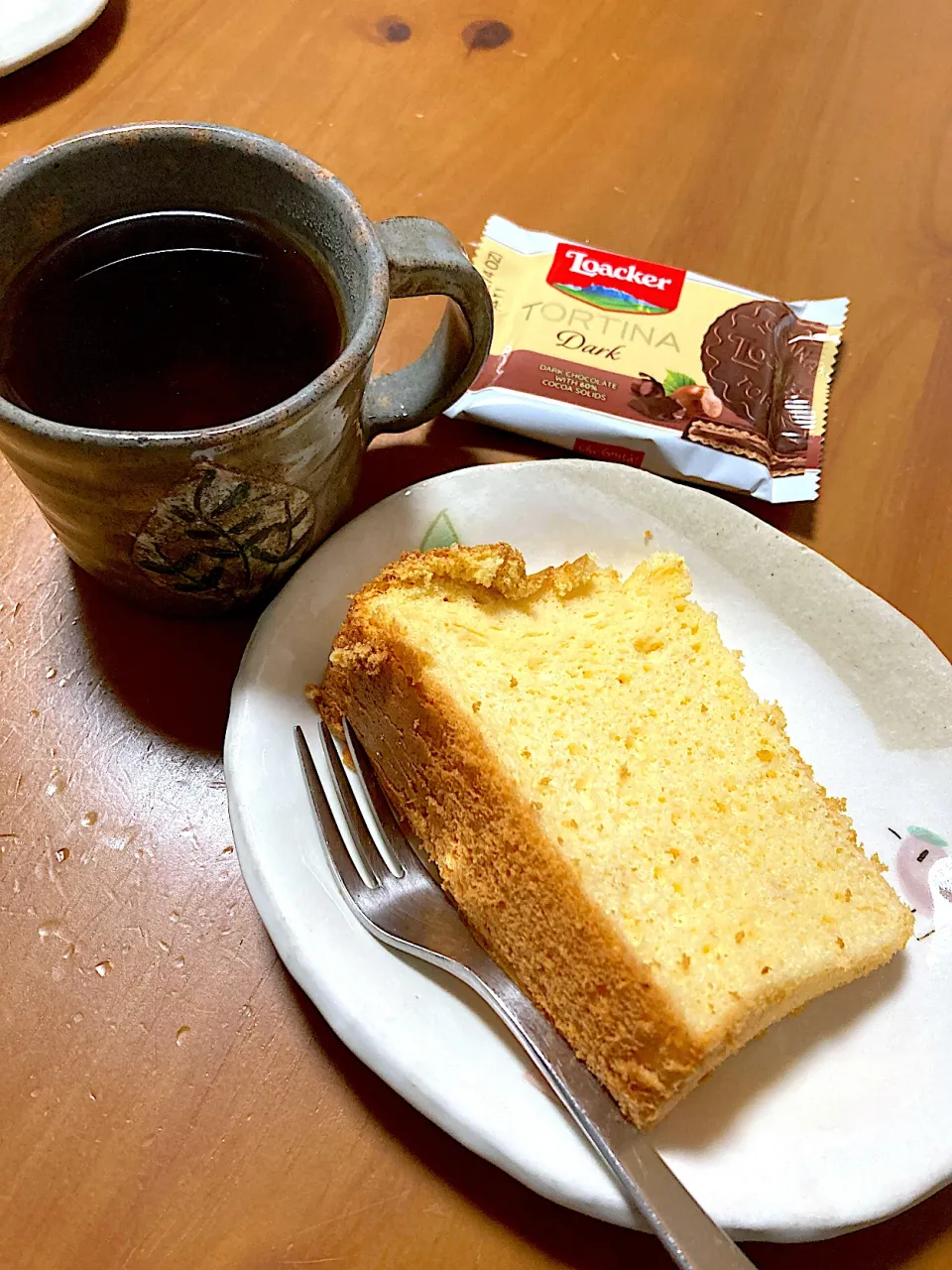 レモンシフォンケーキとマレーシアのBOH紅茶、オーストリアのダークチョコウエハース|さくたえさん