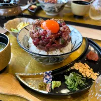 魔王のステーキ丼〜ユッケ風レアステーキ丼〜| ゆかりさん