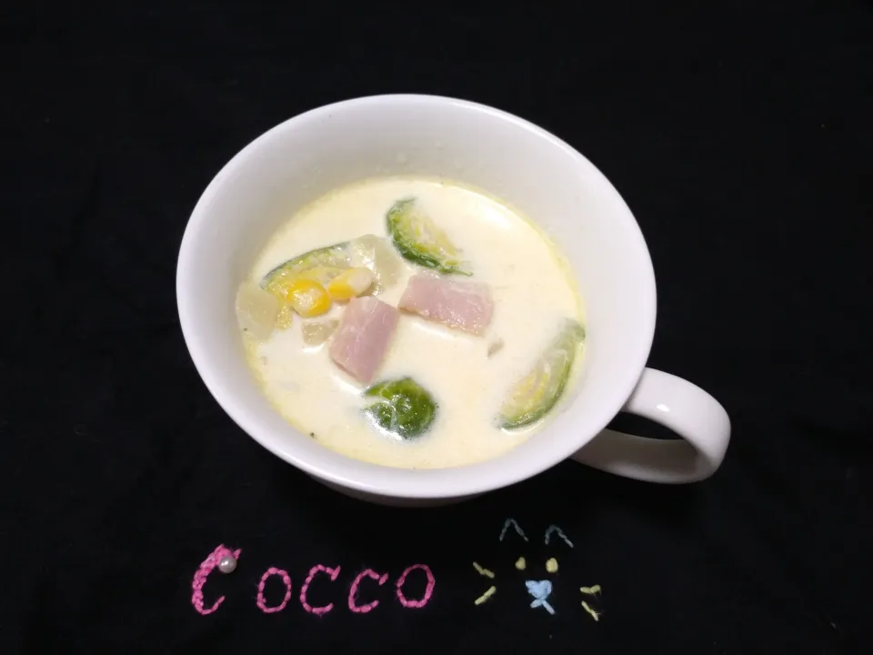 芽キャベツとベーコンのクリームスープ✨|cocco+さん