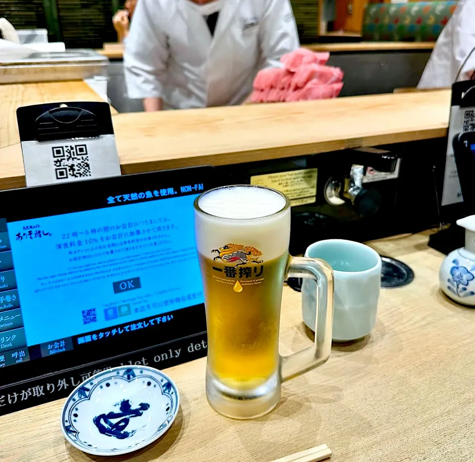 At a sushi bar in Haneda Tokyo|gonbenさん