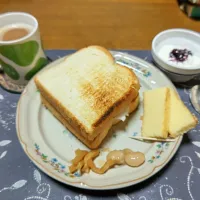 トーストサンドイッチ、煮豆、かつやの大根漬け、カステラの切れ端、ホットコーヒー、カシスジャム入りヨーグルト(朝ご飯)|enarinさん