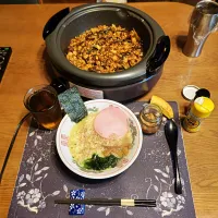 サッポロ一番塩ラーメン、炒飯、かつやの大根漬け、六条麦茶、バナナ(昼飯)|enarinさん