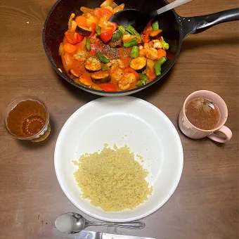 Snapdishの人気料理写真:今日の晩ご飯　アンコウ入りラタトゥイユ、クスクス添え　オニオンコンソメ（クノールカップスープ）　昨日のラムチョップのローストに添えた彩り野菜と先日のアンコウ鍋の時に後から買ったあん肝付きアンコウ鍋セットにスクイーズアウトされたアンコウの切り身（冷凍保存）の消費メニューです。アンコウの、切り身はもう一パック残ってます💦