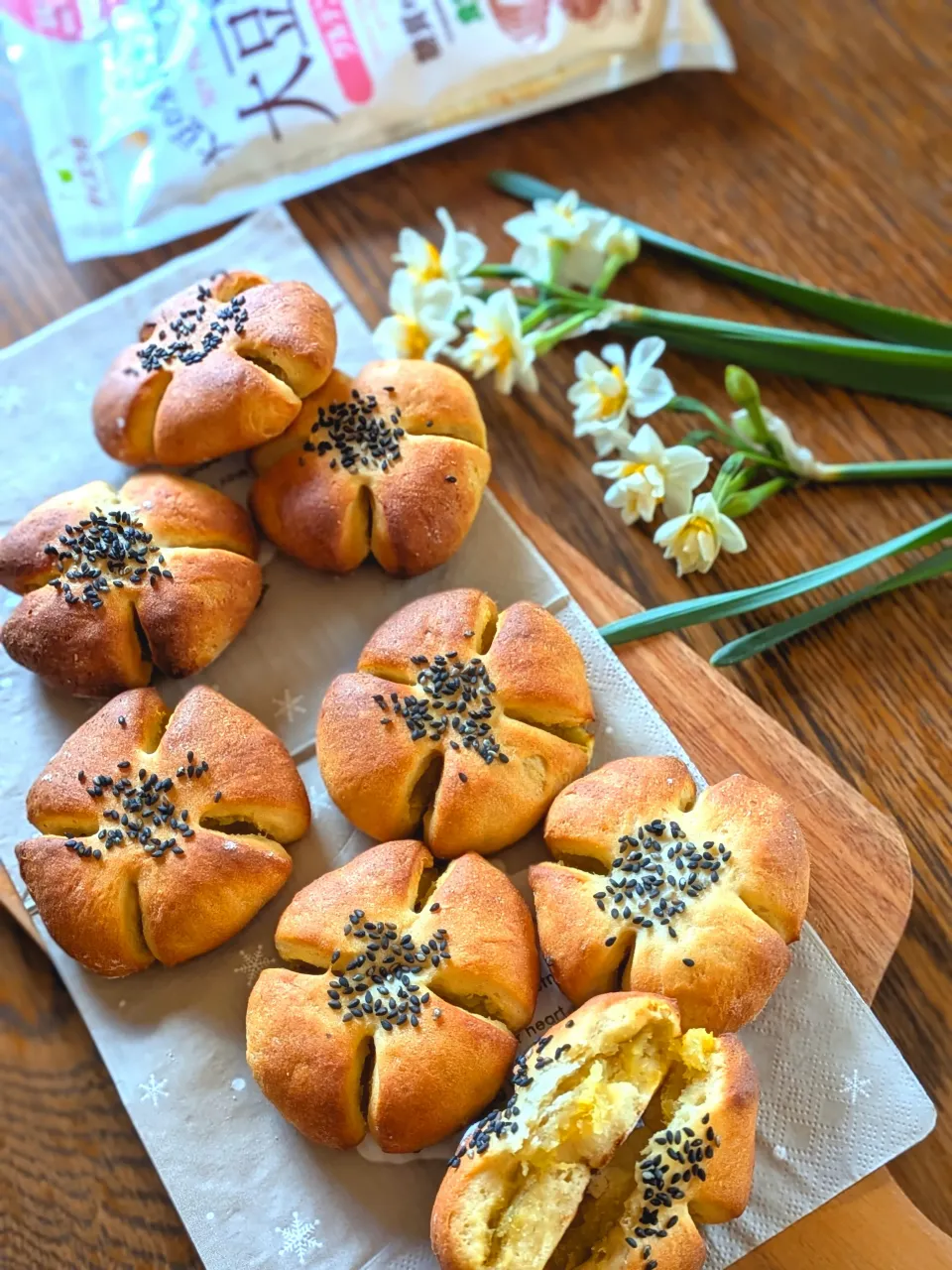 大豆粉入り自家製焼き芋餡パン🍠|fumfumさん