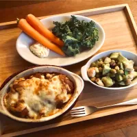 映画のお供。カレーグラタン、エビとアボカド、豆のサラダ、自家栽培の人参とケール。| マユマユさん