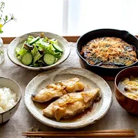カレイの煮付け、山芋の鉄板焼き、サニーレタスときゅうりのサラダ、きのこと卵のスープ、ご飯|caoさん