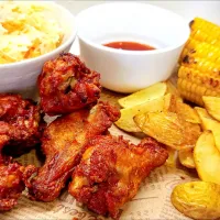 búfalo wings with coleslaw, grilled corn and fried potatoes|Jorge Bernal Márquezさん