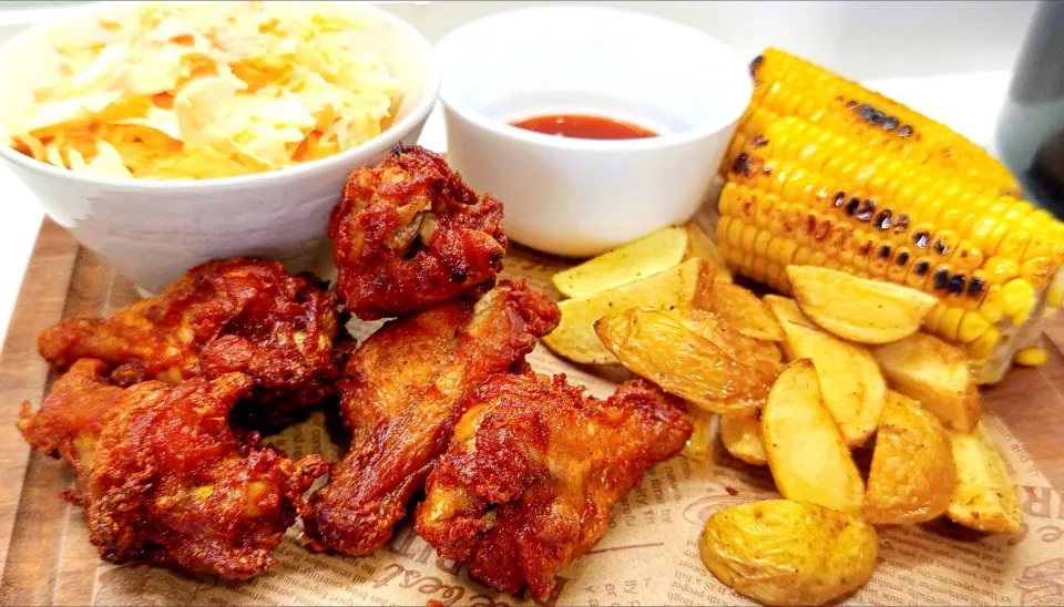 búfalo wings with coleslaw, grilled corn and fried potatoes|Jorge Bernal Márquezさん