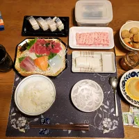 ご飯、お刺身盛り合わせ、鮪のたたき、板わさ、鯖の押し寿司、里芋の煮物、かつやの大根漬け、コカ・コーラ、手作りマグカッププリン(夕飯)|enarinさん