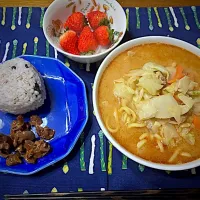 昼食〜冷凍ちゃんぽん・砂肝の甘辛煮・おにぎり🍙・いちご🍓|おさむさん