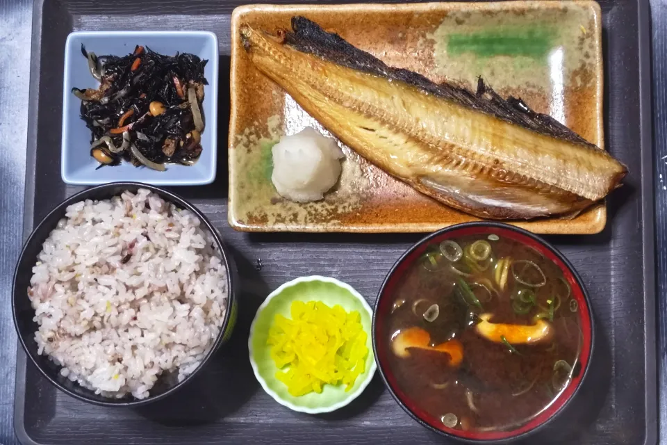 今日の朝ごはん（十五穀ごはんに縞ホッケの干物、ひじき煮、赤だしのみそ汁（具材は椎茸とわかめ）、切りごまたくあん）|Mars＠釜飯作り研究中さん