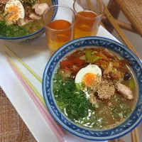 マルタイラーメン、コチジャンの野菜炒めのせｗお弁当の残り物までのせちゃいました😊|rikako♪。.:＊さん