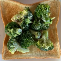 ブロッコリーのサラダトースト|そらまめさん
