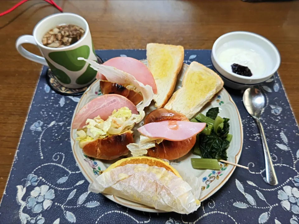 レーズンロールパントーストサンドイッチ、トースト、バター蒸しパン、野沢菜漬け、カットワカメ&フライドレッドオニオン&乾燥スライスにんにく入りタマネギスープ、カシスジャム入りヨーグルト(昼飯)|enarinさん