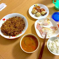 ソース焼きそば、ミニ焼き小籠包、チーズはんぺん、ピリ辛マサラスープ、紅白なます、ハムエッグ| くろーぶやんさん