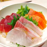 子供達のリクエスト♡海鮮丼|あゆみ│ハレシピさん