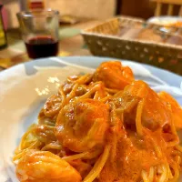 エビを喰らうパスタ
