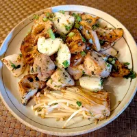 ...いつもの海苔塩蓮根にチキンと長芋足して胡麻ふったやつ🤣えのきは別で炒めたの|🌈Ami🍻さん