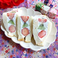 苺🍓とキウイ🥝のフルーツサンド✨