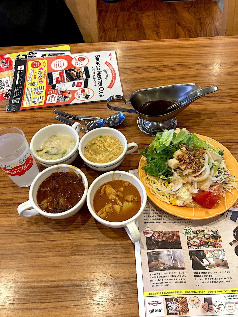 今日の昼ご飯@「ブロンコビリー岩塚店」さん　サラダバーにあるもの一通り全部取ってきちゃいましたきちゃいました。なんとマッサマンカレー、ハッシュドビーフ、中華風クリームシチューまであります。ブロンコセットにしたのでスープもついて、ドリンクバーもつけて白桃ジュースを取ってきました。（実況中継中）|なびさん