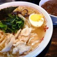 【1953年創業】 
中華そば 光来 
塩らーめん (650円) 
＋茶碗豚カレー (少なめ、300円) 
＋卓上のかっぱ漬け (無料) 
＠新宿西口4分 
(JR新宿駅から徒歩8分)
26022
〈醤9塩6噌󠄀2タ2出1F0冷0チ1混1つ0〉| 大脇さん