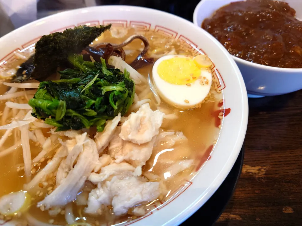 【1953年創業】 
中華そば 光来 
塩らーめん (650円) 
＋茶碗豚カレー (少なめ、300円) 
＋卓上のかっぱ漬け (無料) 
＠新宿西口4分 
(JR新宿駅から徒歩8分)
26022
〈醤9塩6噌󠄀2タ2出1F0冷0チ1混1つ0〉|大脇さん