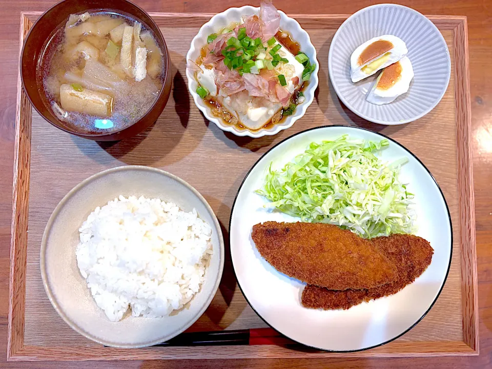 夜ご飯(白身魚フライ、チーズはんぺん、豆腐、大根の味噌汁)|cocomikaさん
