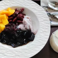 China🇨🇳 dessert 😍😋 purple rice yam paste grass jelly mango Red kidney beans 💖😋😋😋with milk drizzle| 🍒lynnlicious🍒さん