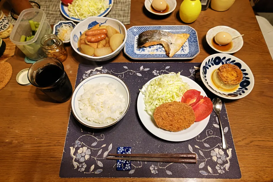 ご飯、コロッケ、トマト,千切りキャベツ、銀鮭塩焼(かま)、煮物、なます、味玉、野沢菜漬け、コカ・コーラ、手作りマグカッププリン(夕飯)|enarinさん
