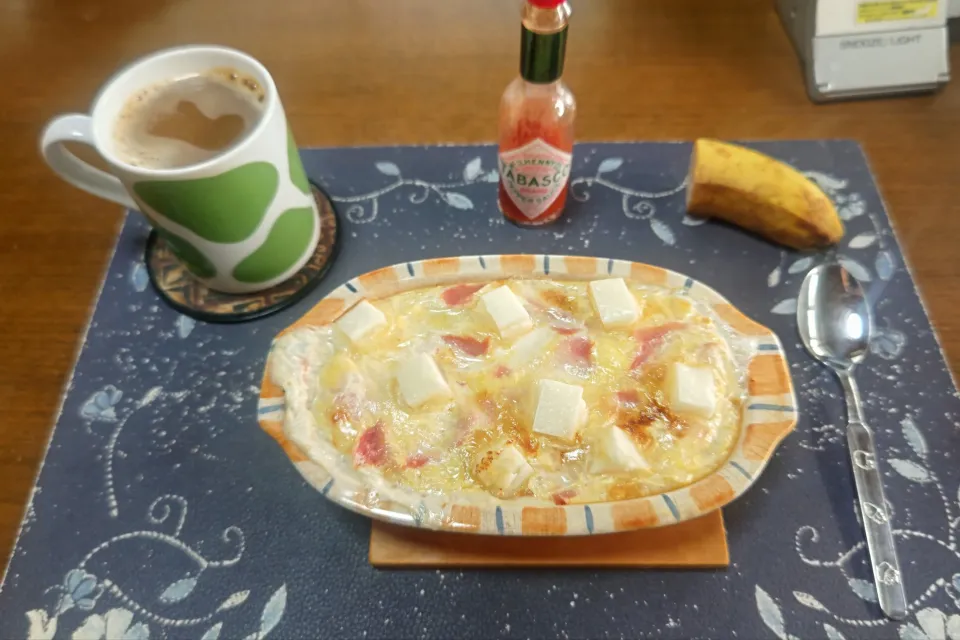 3種チーズのオートミール餅グラタン、ホットコーヒー、バナナ(朝ご飯)|enarinさん