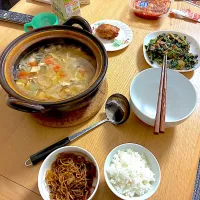 鶏団子と根菜のうま味噌鍋、ほうれん草と玉子炒め、パリパリチキン、キムチ、ソース焼きそば。|くろーぶやんさん