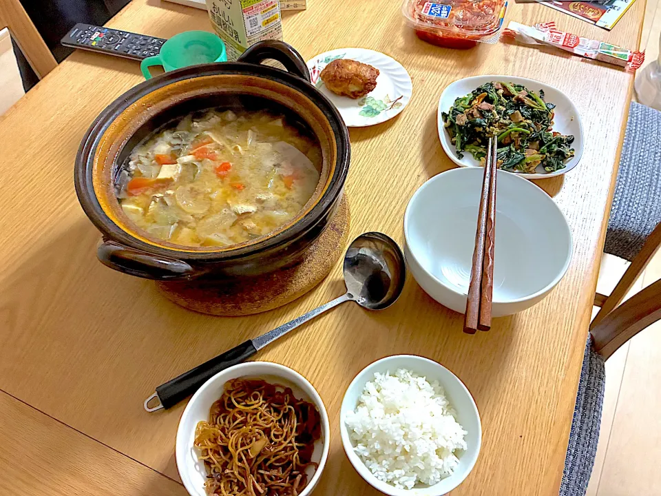 鶏団子と根菜のうま味噌鍋、ほうれん草と玉子炒め、パリパリチキン、キムチ、ソース焼きそば。|くろーぶやんさん