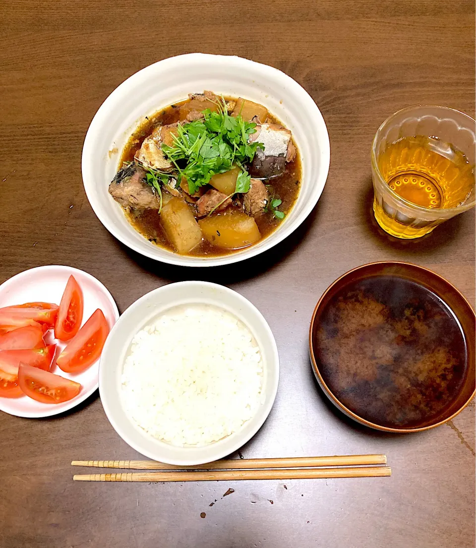 今日の晩ご飯　さば（缶）大根、トマトサラダ、わかめの味噌汁　当初、ぶり大根を作る予定でしたが、昨日、「カントンの思い出」の後、チャミスルを買いにコンビニに寄ったらさば缶が目に入り、「これで代用できるじゃん！そしたら明日（＝今日）わざわざぶりを買いにスーパーに行くことないじゃん！」って思って思わずさば缶買っちゃいました。結果、大成功！|なびさん