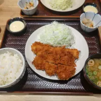 帆立のミックスフライ定食、帆立と熟成ロースかつ定食、バニラアイス、クリームあんみつ(夕飯、かつ庵)|enarinさん