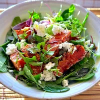 炙りサーモンとハーブのサラダ