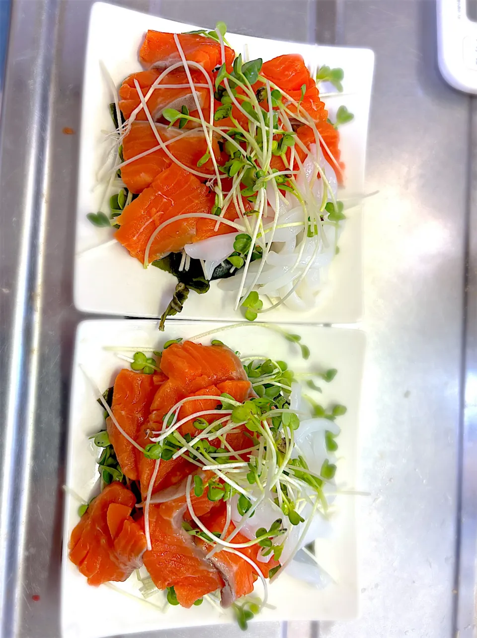 サーモンとイカソーメン🤔|Shimoda Tohruさん