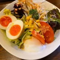 半熟卵乗せサラダ|バンビさん