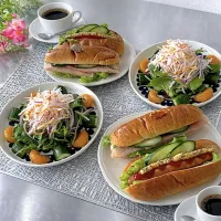 ハリハリサラダと2種のパンでモーニング