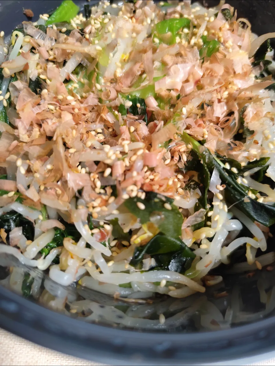 緑豆もやし、小松菜、ワカメ酢の物(カンタン酢、胡麻、鰹節たっぷり)|m.rafuさん