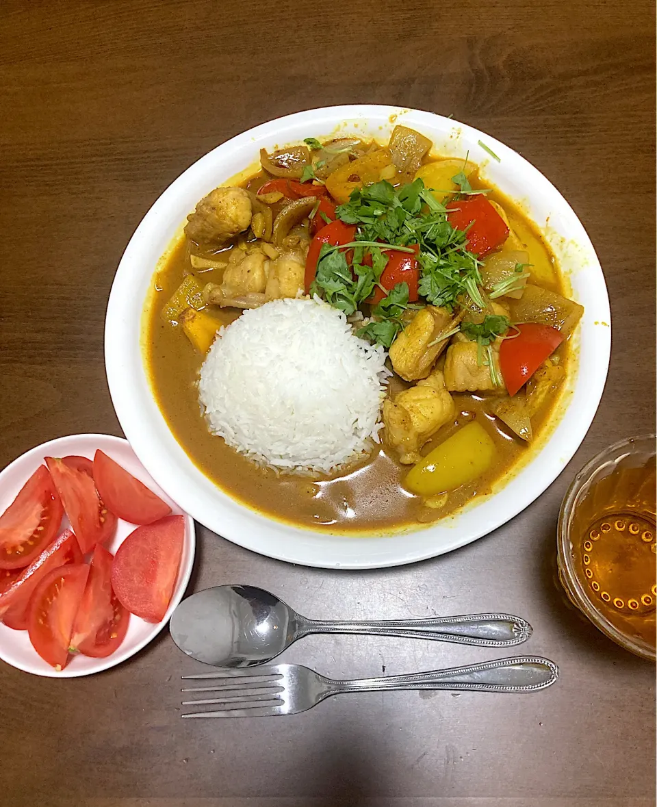 今日の晩ご飯　アンコウと赤・黄パプリカのカレー、トマトサラダ　MDHフィッシュカリーマサラを使用　先日のアンコウ鍋であん肝付きアンコウ鍋セットにスクイーズアウトされたアンコウと昨日のグヤーシュに使った赤・黄パプリカの残りの消費メニュー。これでアンコウ使い切りました。|なびさん