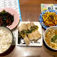 蒸し鶏の香味ソース　もやしの和風スープ　さつまいもと人参のきんぴら　小松菜とひじきの胡麻炒め|おさむん17さん