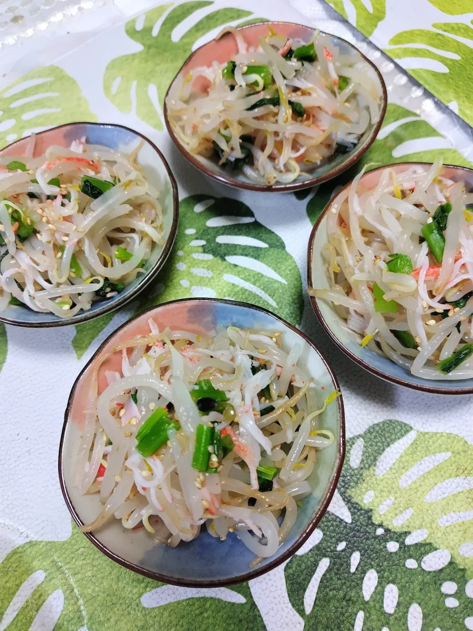 m.rafuさんの料理 緑豆もやし、小松菜、ワカメ酢の物(カンタン酢、胡麻、鰹節たっぷり)|rikako♪。.:＊さん