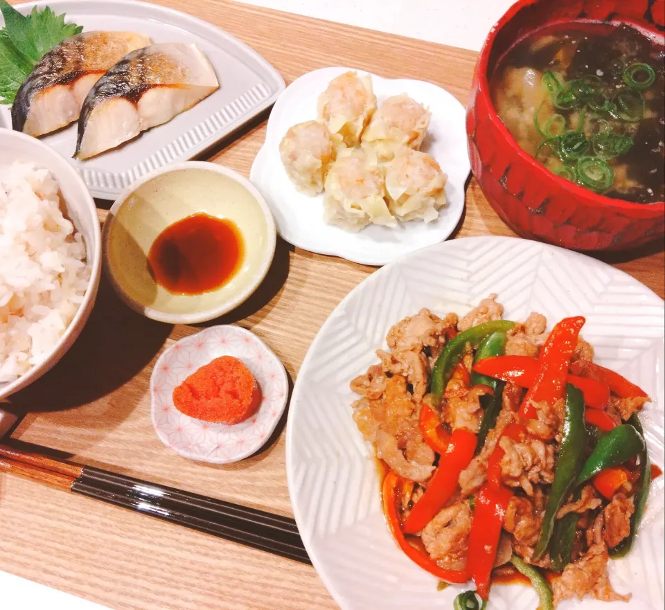 青椒肉絲、鯖の塩焼き、えび焼売、明太子、お味噌汁|samさん