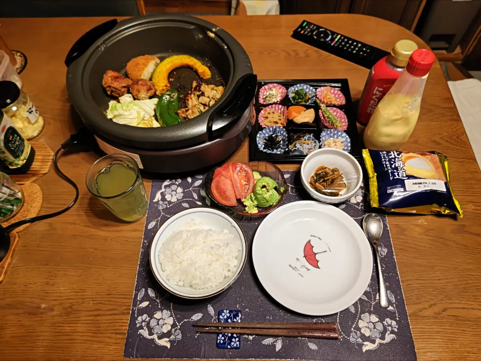 ご飯、鉄板焼き、トマトとアボカドのサラダ、季節の和惣菜9点盛り、数の子松前漬け、C.C.Lemon、北海道 ホイップ&カスタードシュークリーム(夕飯)|enarinさん
