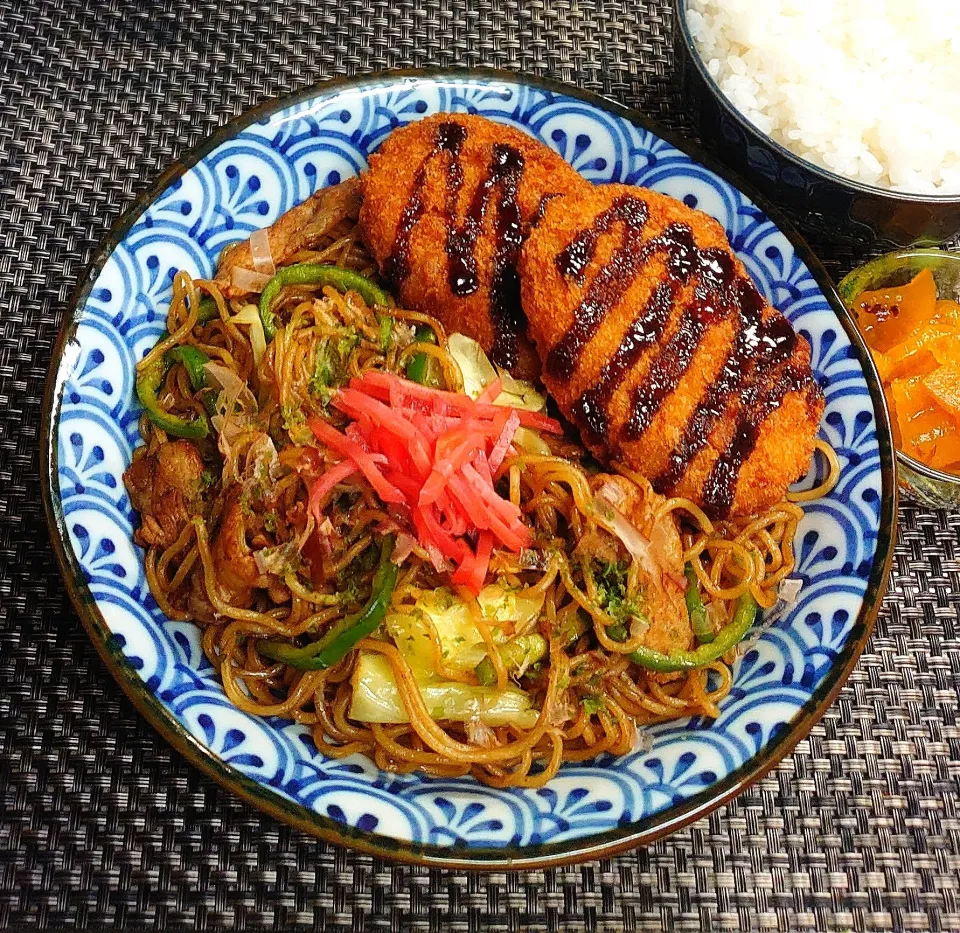 ボリューム満点!焼きそばとコロッケでムスコの置きランチ|からあげビールさん