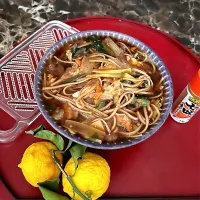 煮込み蕎麦 柚子皮を擦りながら♡|💍ごはん🍚さん