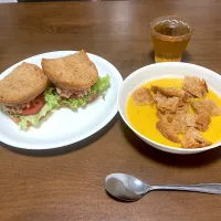 今日の晩ご飯　コンビーフポテサラとレタスとトマトのライ麦パンサンド、ライ麦パン入りパンプキンポタージュ　一昨日のグヤーシュの時買ったライ麦パンの消費メニューです。パンプキンポタージュはCampbellの缶詰。サンドウィッチにできないライ麦パンの切れ端をスープに散らしていただきます。